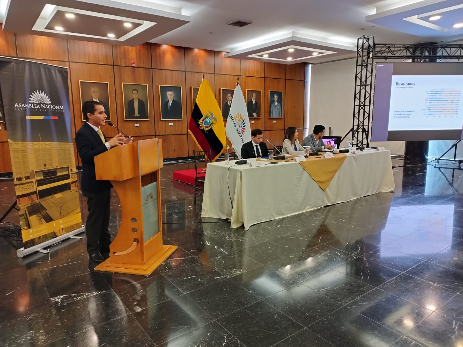 Danilo Vélez Galarza, presentando un punto en la Asamblea Nacional del Ecuador.